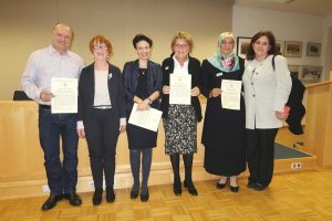 Die Preisträger auf einem Bild (v.l.n.r.): Olaf Jessen, Mechthild Führbaum (Vorsitzende der Bezirksversammlung), Susanne Kostorz, Heide Kadula, Kadriya Sakrak, Jutta Höflich (stellv. Vorsitzende der Bezirksversammlung)